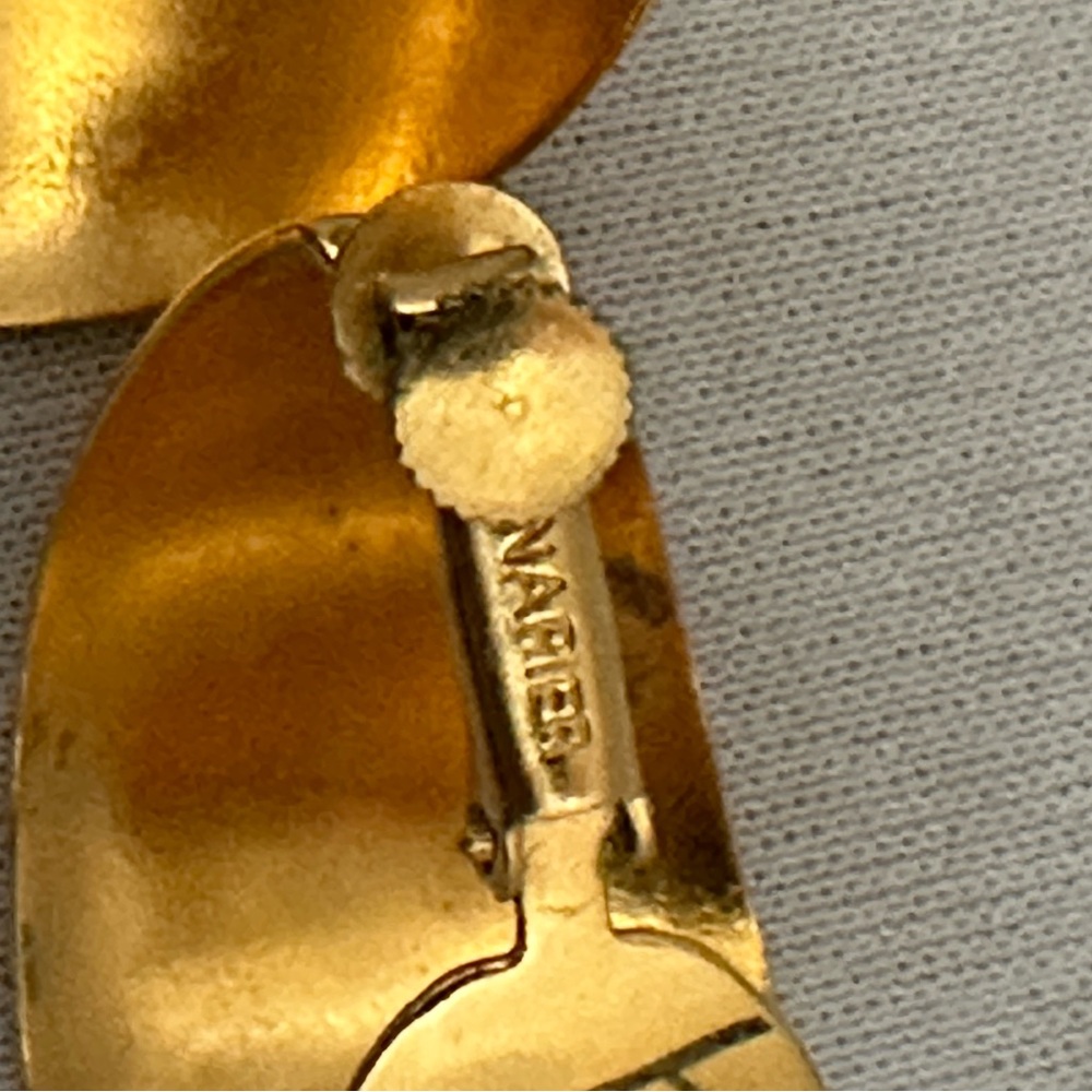 Vintage Napier gold tone wide hoop clip earrings - Picture 3 of 4